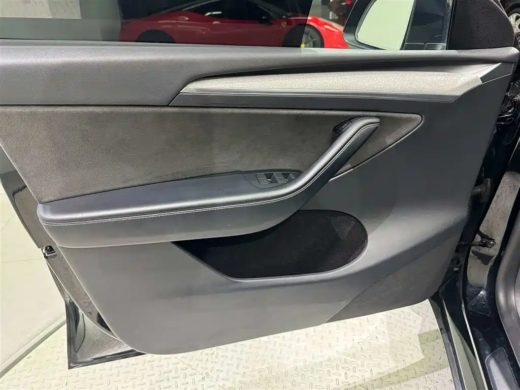 Tesla Model Y — фото 19