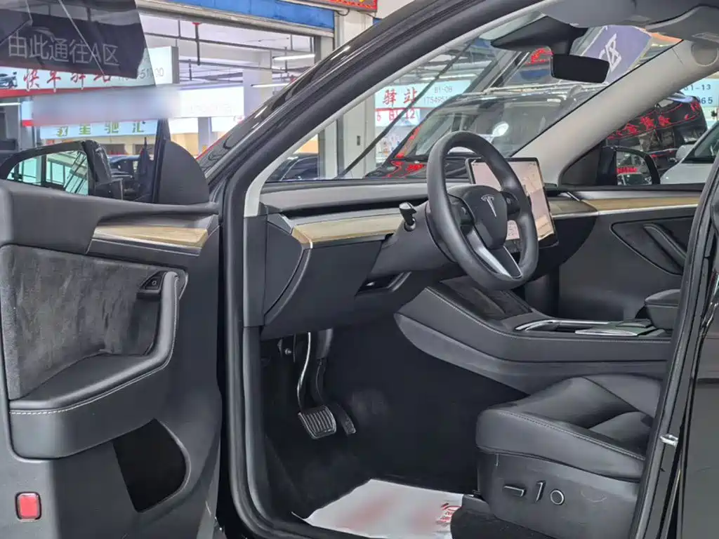 Tesla Model Y — фото 13