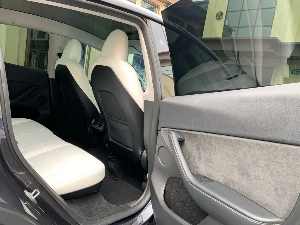 Tesla Model Y — фото 17