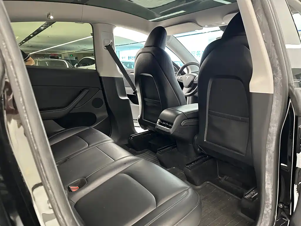Tesla Model Y — фото 15