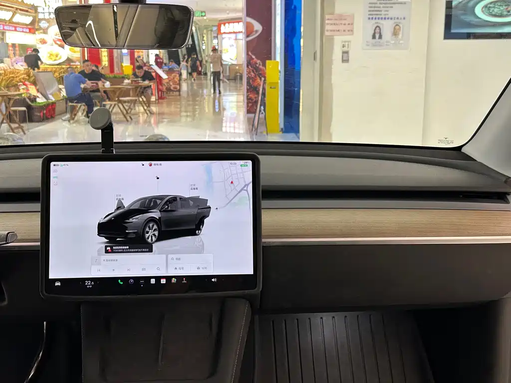 Tesla Model Y — фото 17