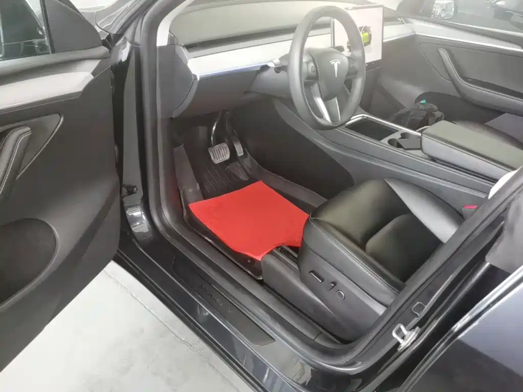 Tesla Model Y — фото 11
