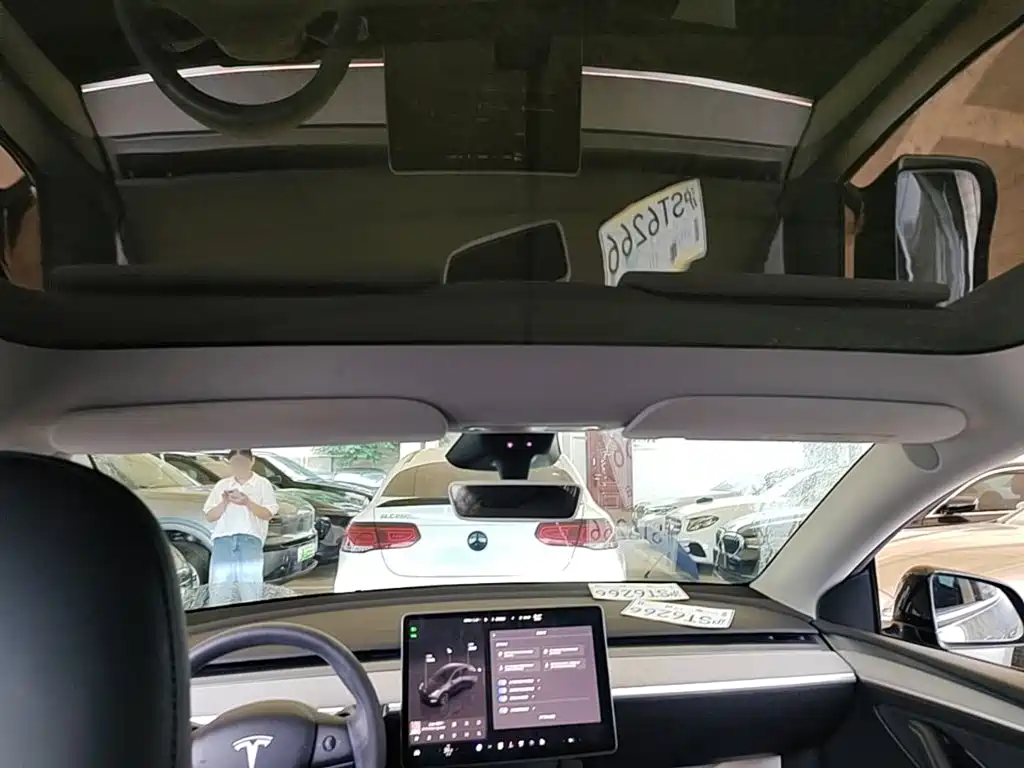 Tesla Model Y — фото 18