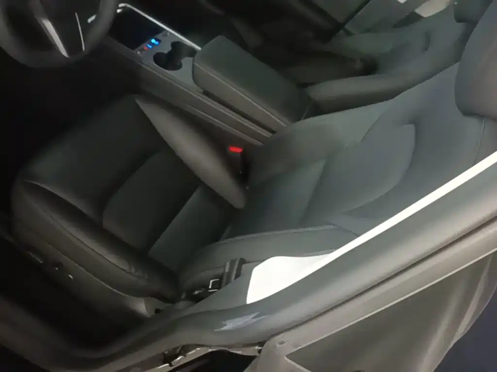 Tesla Model Y — фото 15