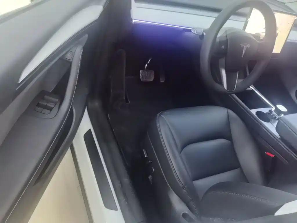Tesla Model Y — фото 15