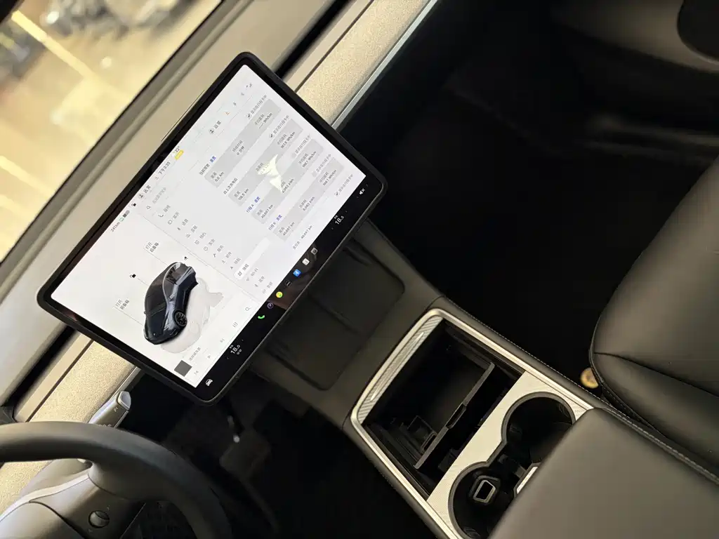 Tesla Model Y — фото 8