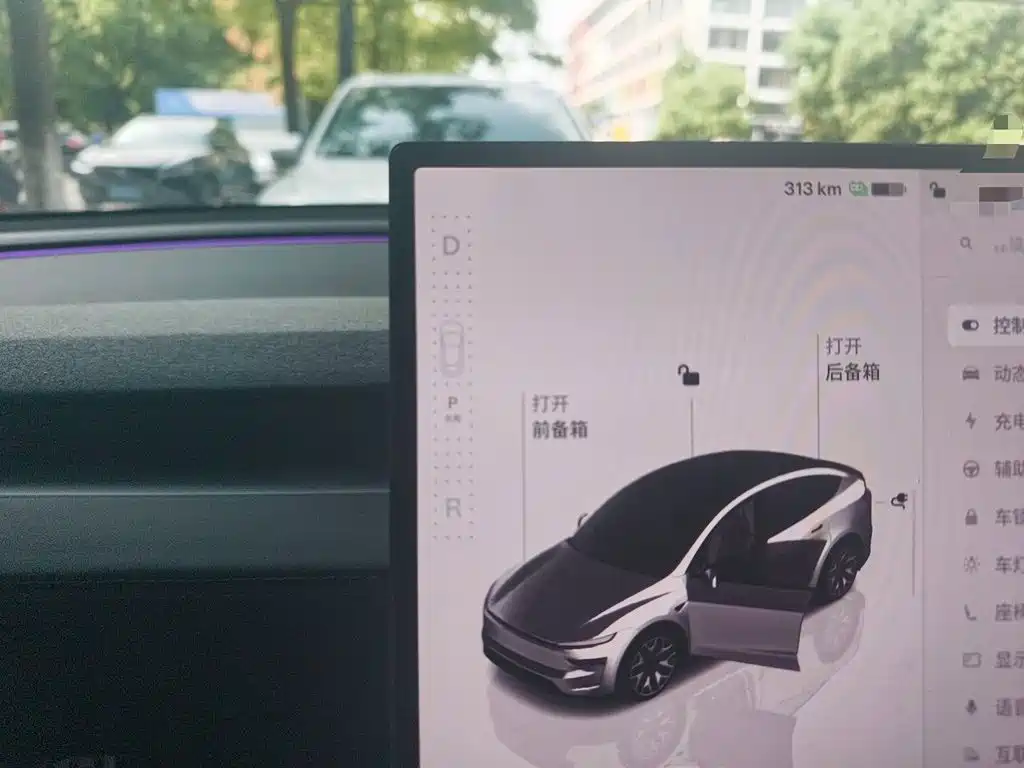 Tesla Model Y L — фото 10