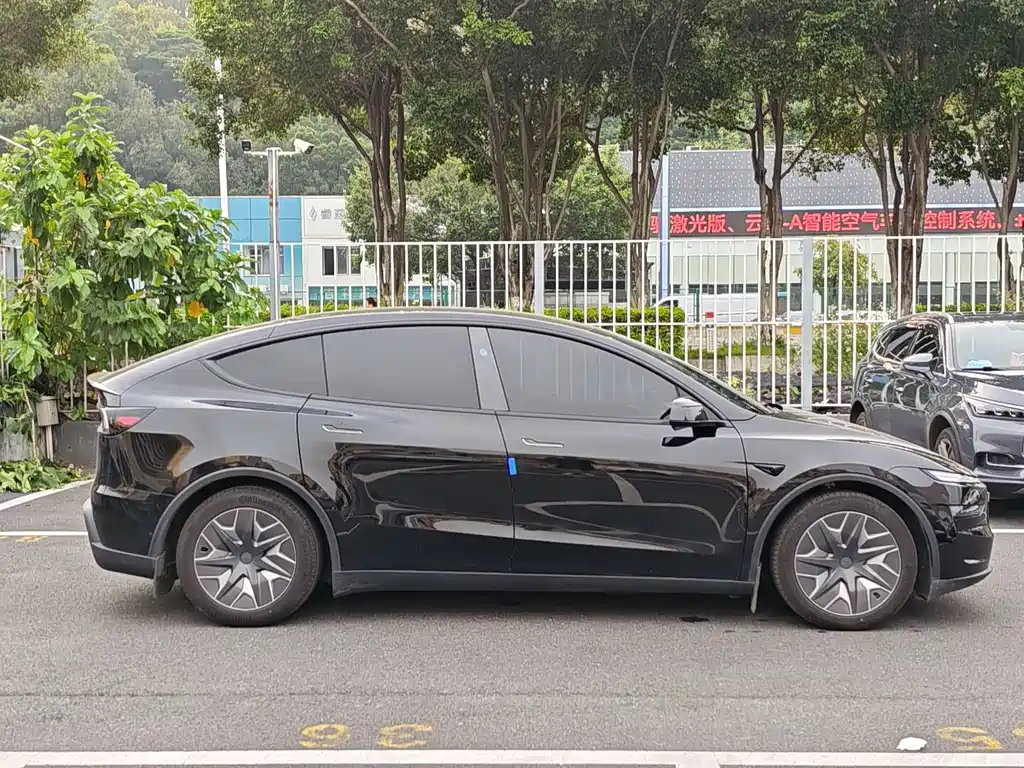 Tesla Model Y L — фото 4