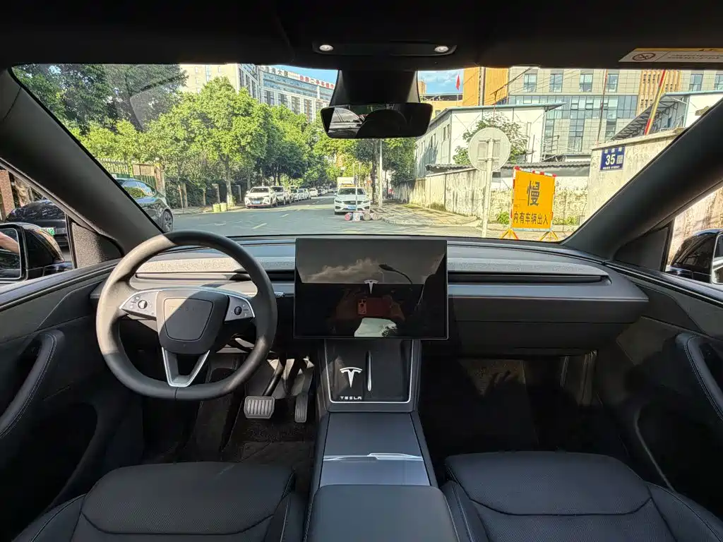 Tesla Model Y — фото 13