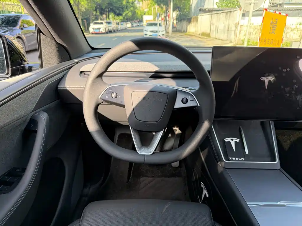 Tesla Model Y — фото 14