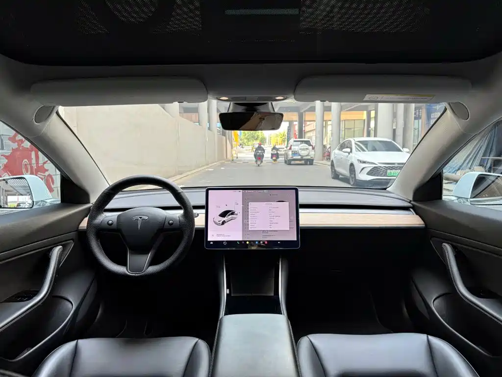 Tesla Model 3 — фото 11