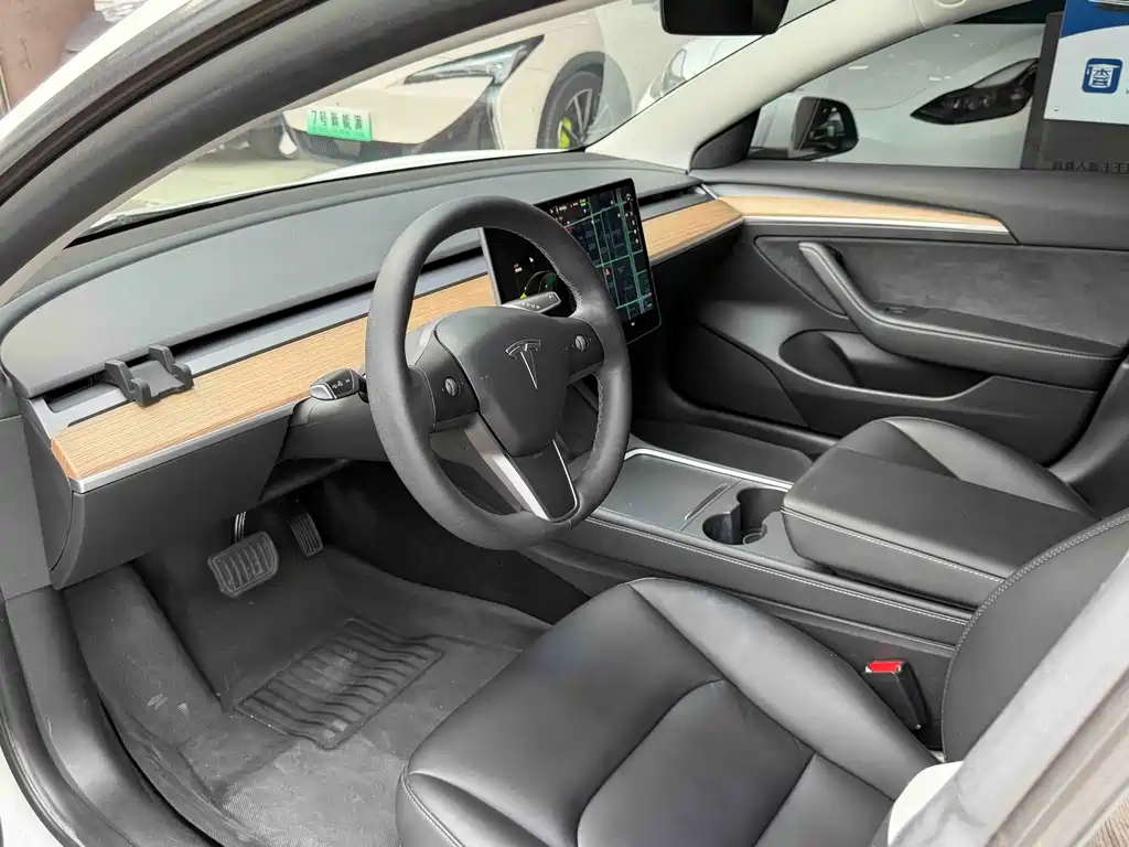 Tesla Model 3 — фото 4