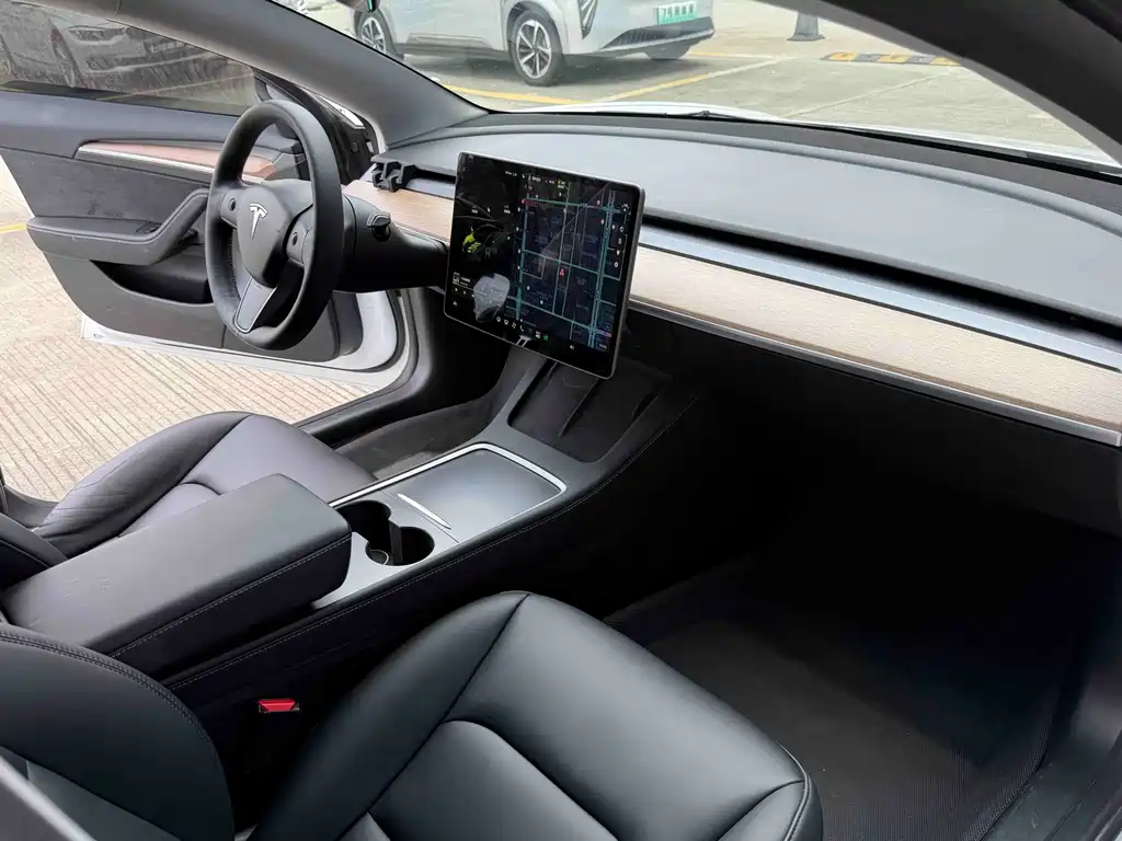 Tesla Model 3 — фото 5