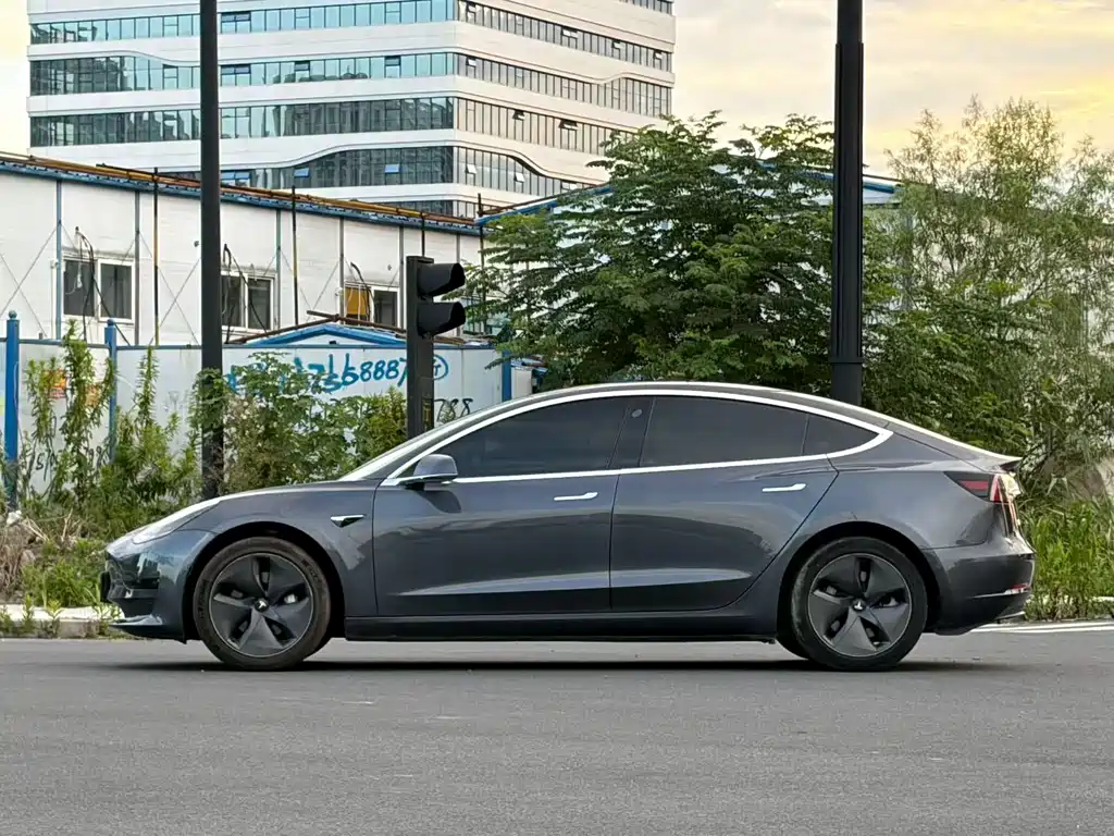 Tesla Model 3 — фото 3