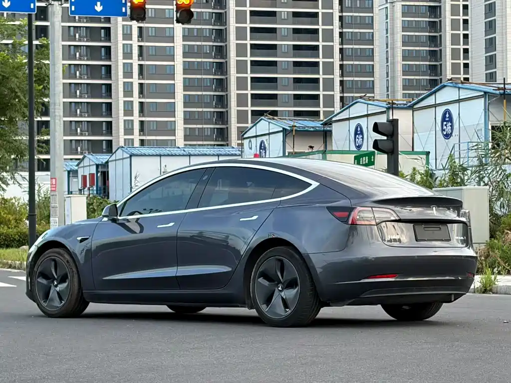Tesla Model 3 — фото 4