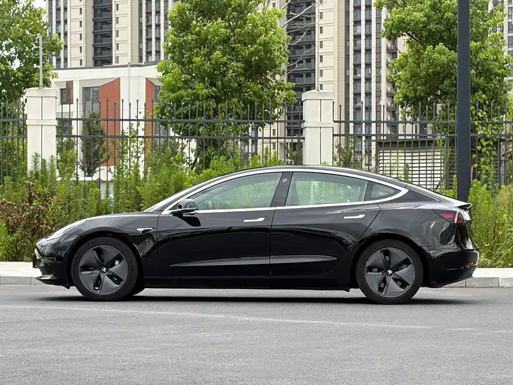 Tesla Model 3 — фото 3