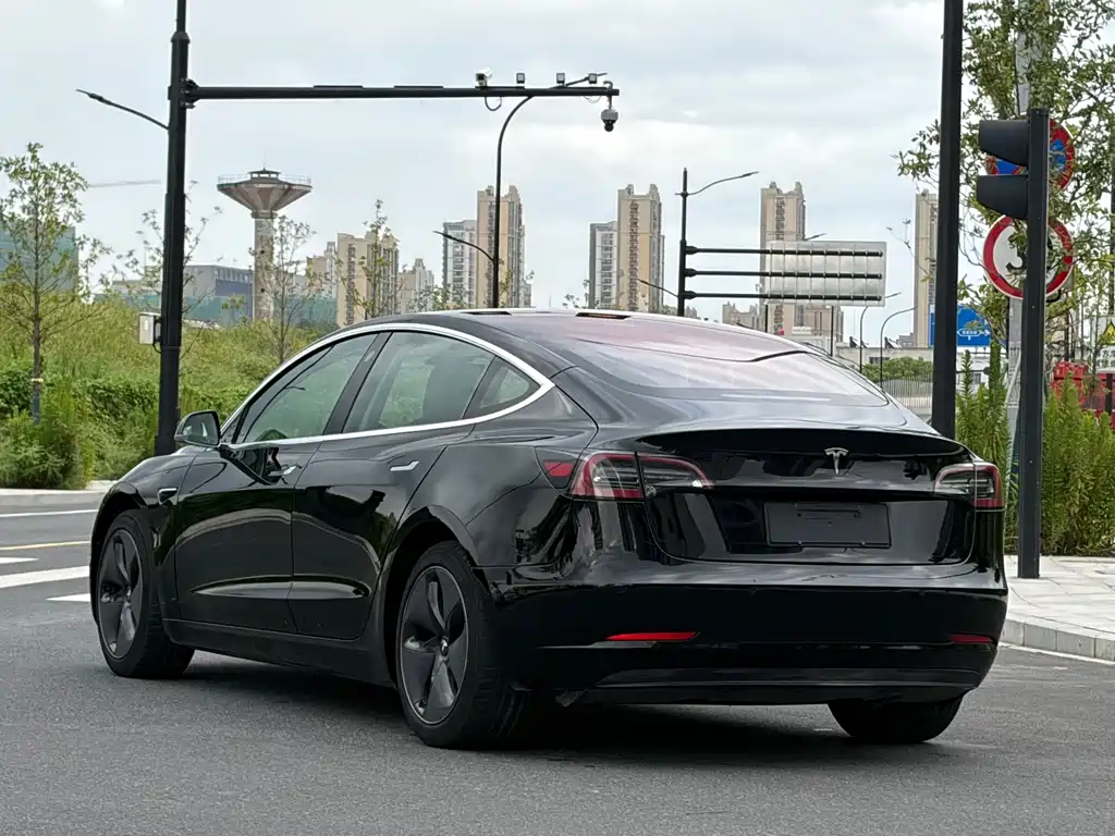 Tesla Model 3 — фото 4