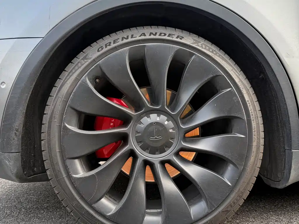 Tesla Model Y — фото 13