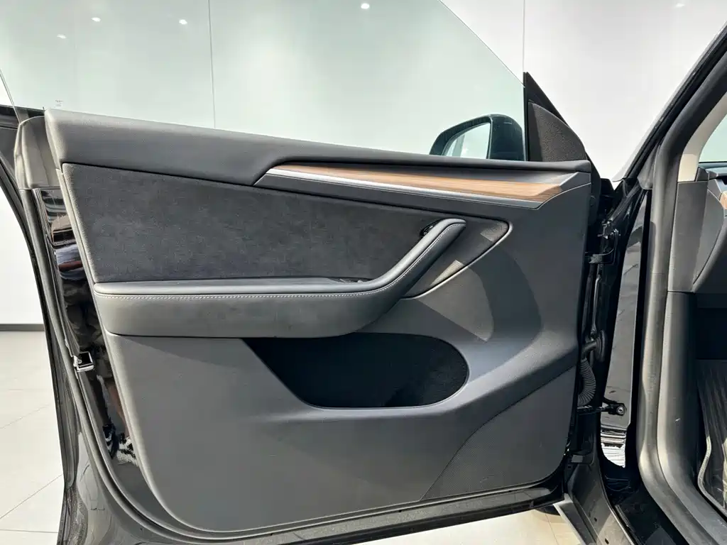 Tesla Model Y — фото 17