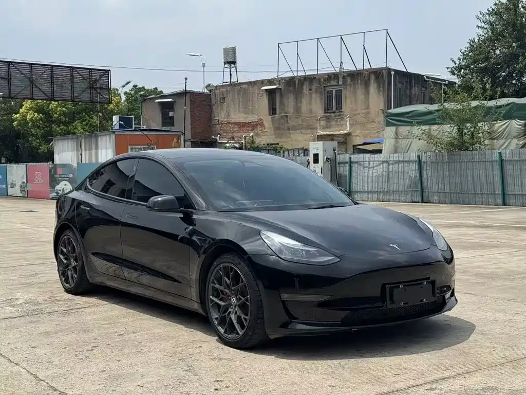 Tesla Model 3 — фото 3
