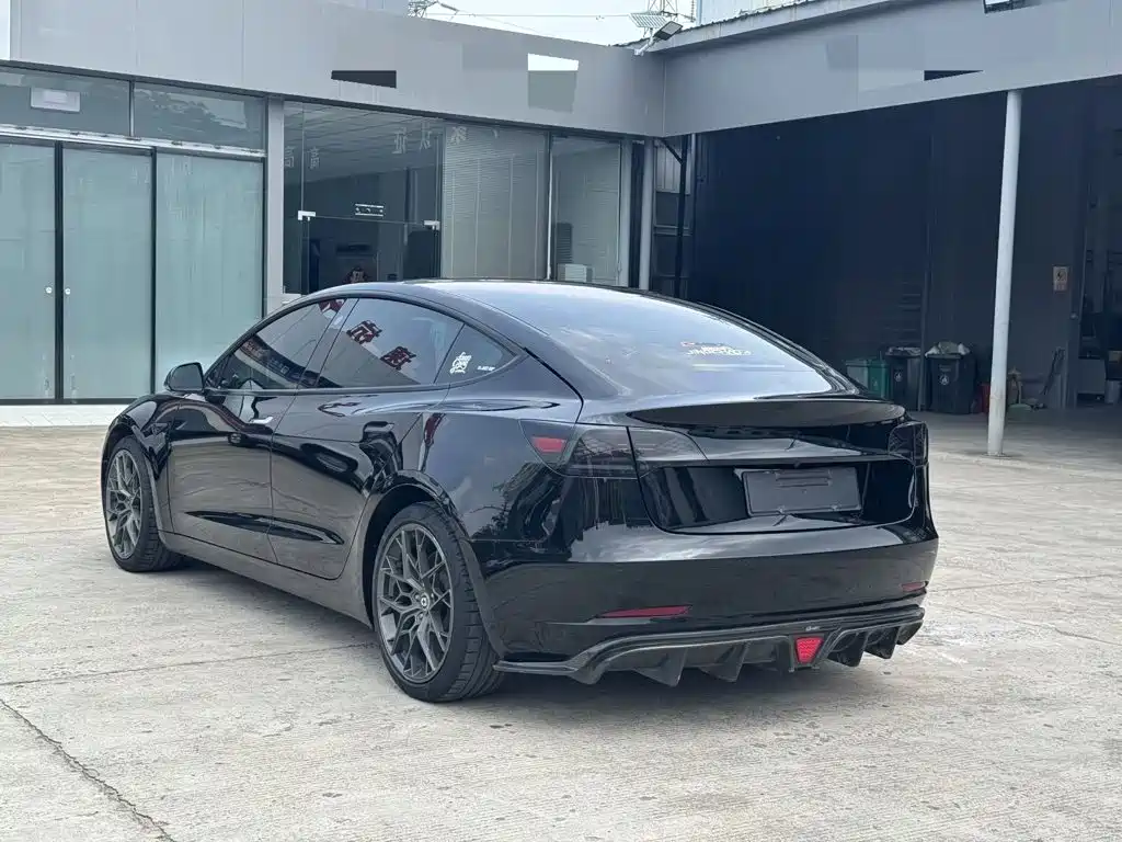 Tesla Model 3 — фото 4