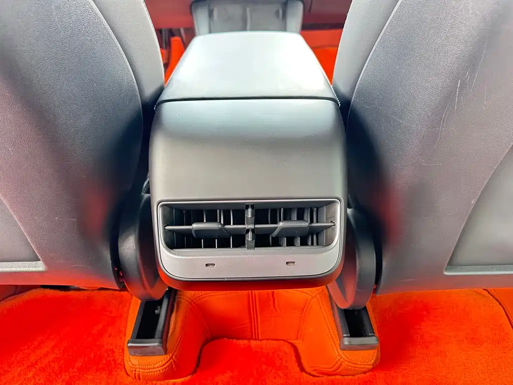Tesla Model Y — фото 11