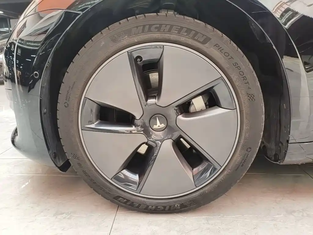 Tesla Model 3 — фото 23