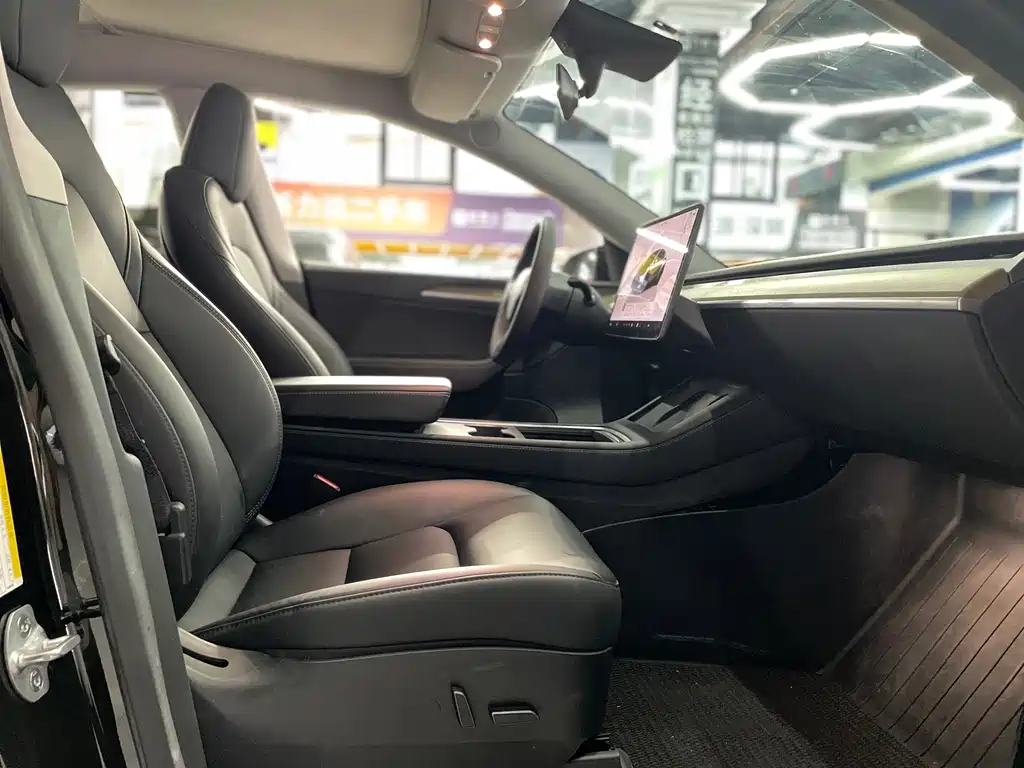 Tesla Model Y — фото 13
