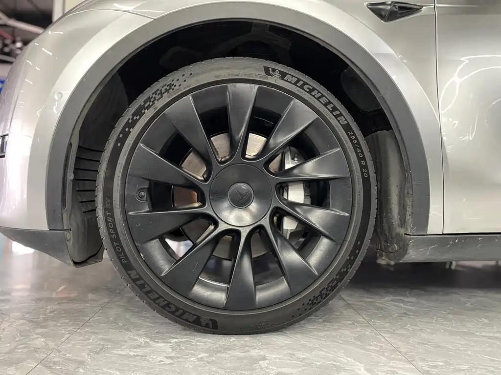 Tesla Model Y — фото 15