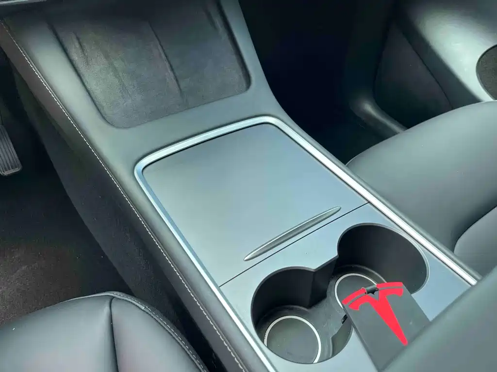 Tesla Model Y — фото 15