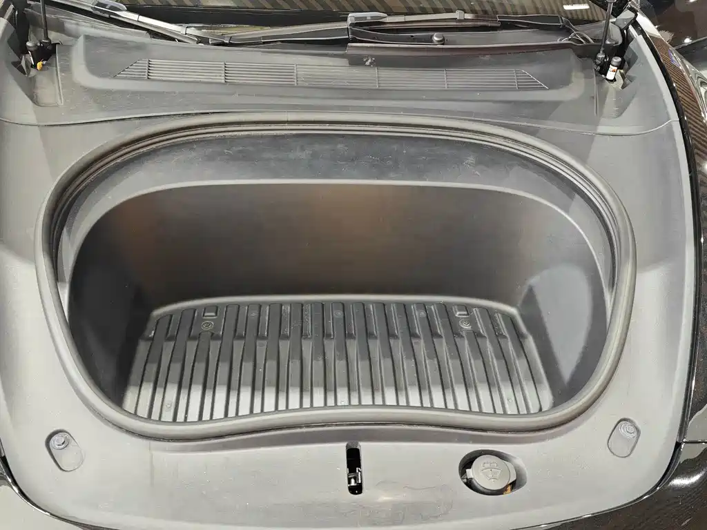 Tesla Model 3 — фото 10