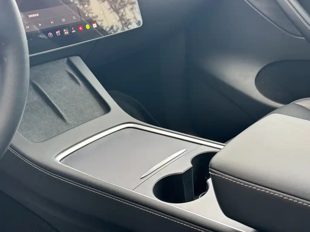 Tesla Model Y — фото 15