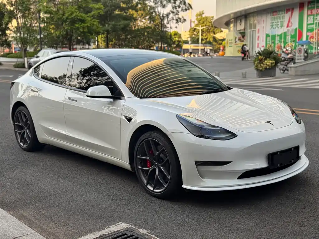 Tesla Model 3 — фото 3