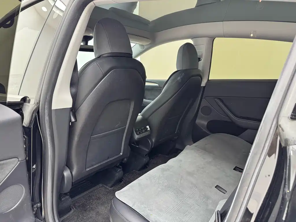 Tesla Model Y — фото 15
