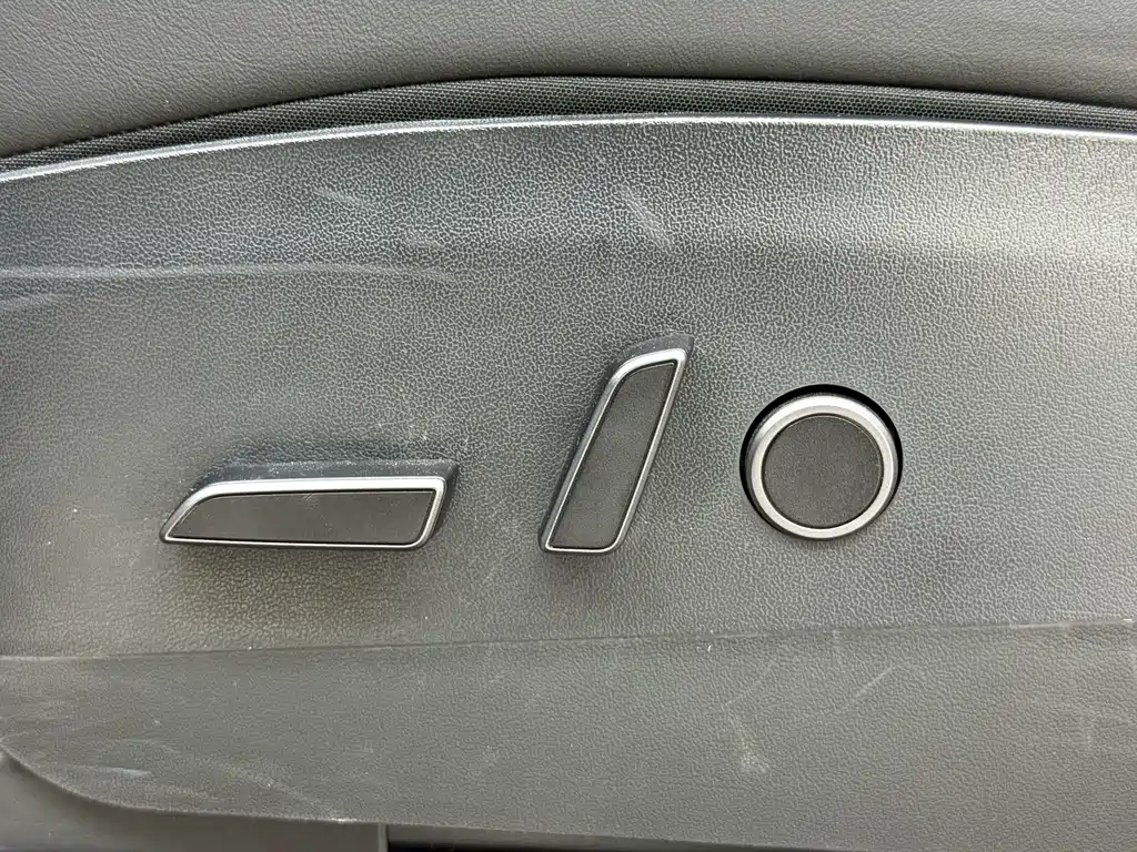Tesla Model Y — фото 17