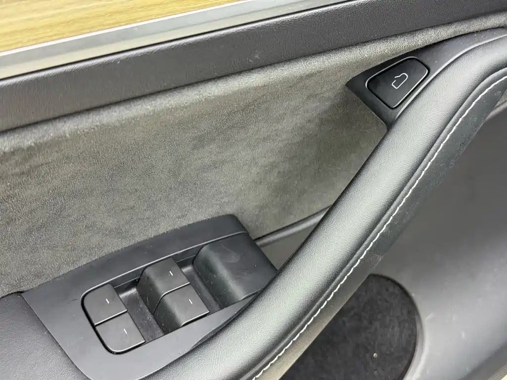 Tesla Model Y — фото 18