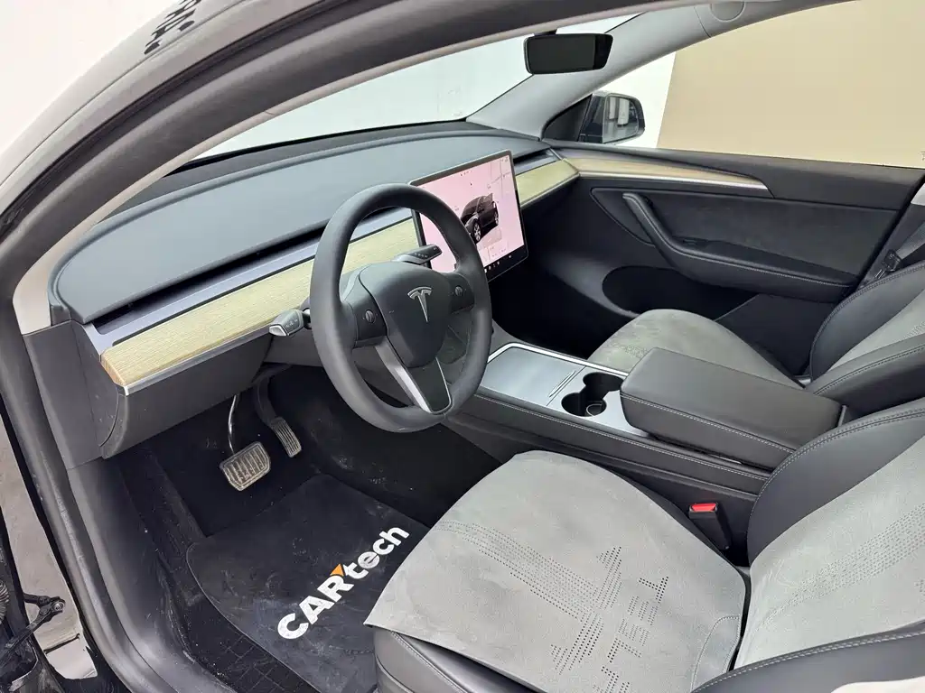 Tesla Model Y — фото 10