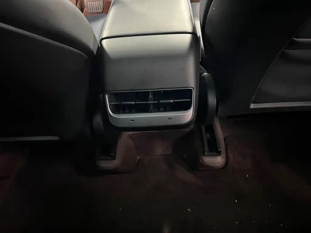 Tesla Model Y — фото 11