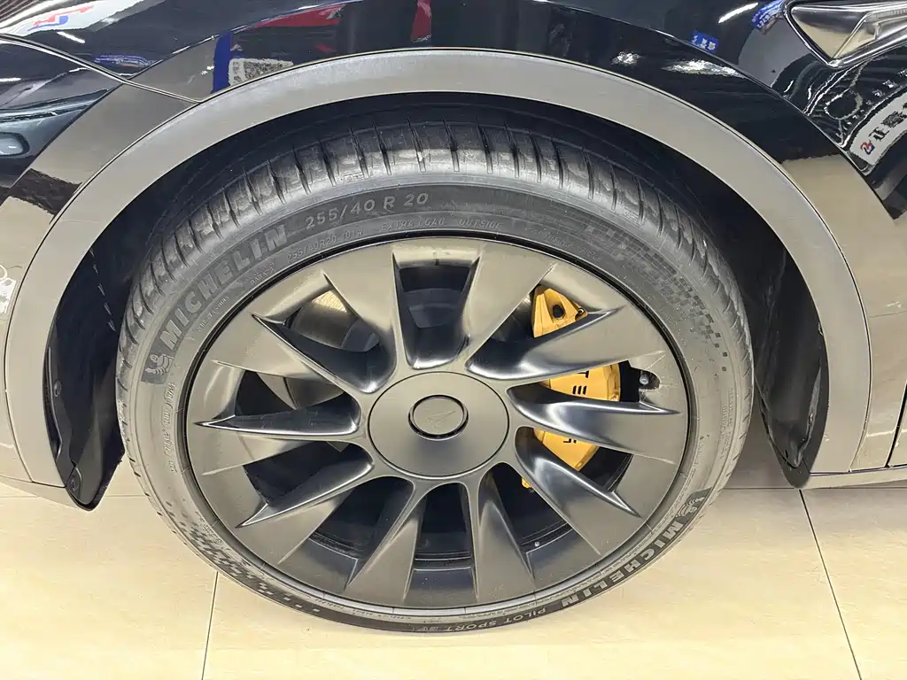 Tesla Model Y — фото 15