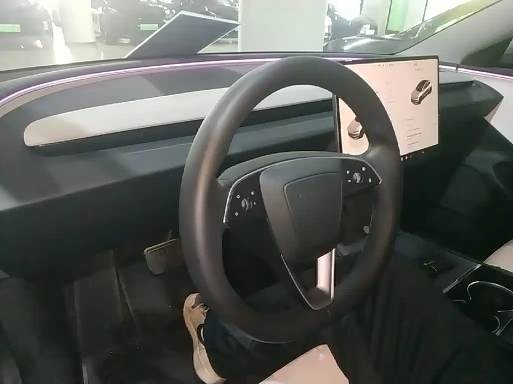 Tesla Model 3 — фото 10
