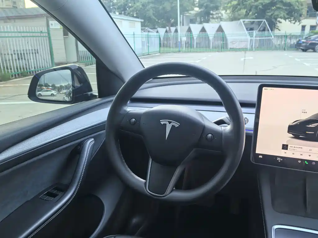 Tesla Model Y — фото 15