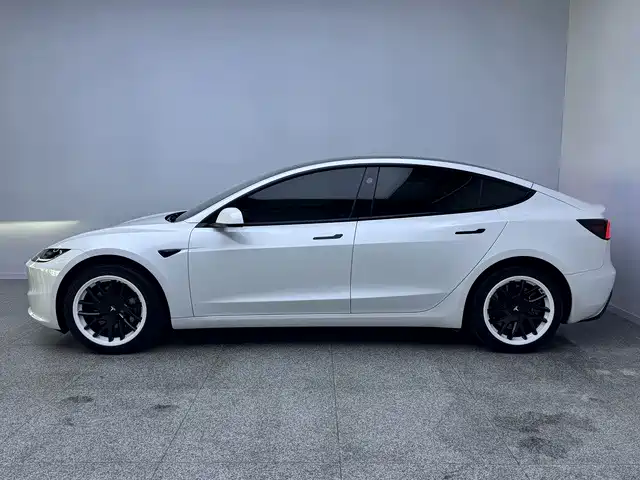 Tesla Model 3 — фото 11