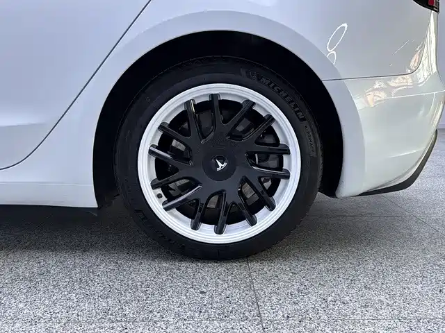 Tesla Model 3 — фото 14
