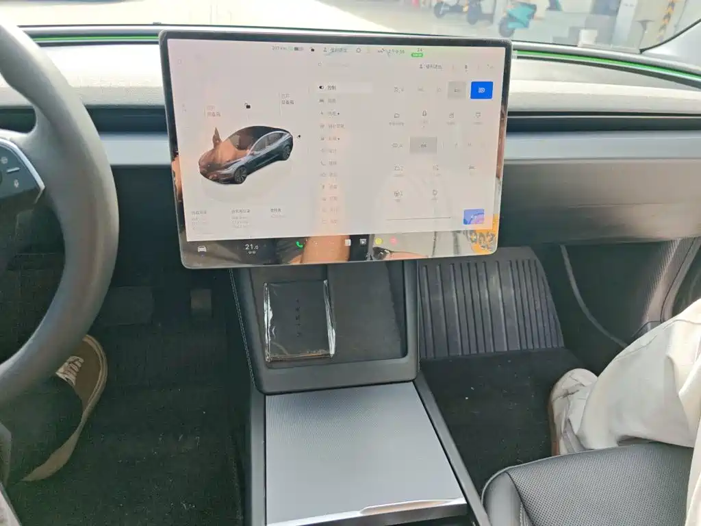 Tesla Model 3 — фото 14