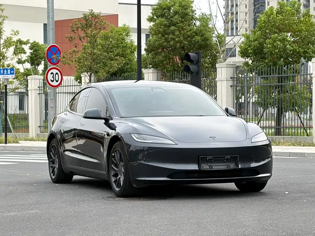 Tesla Model 3 — фото 2