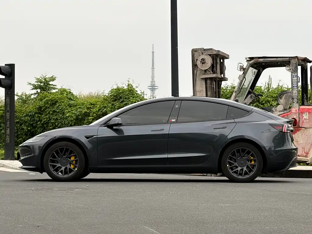 Tesla Model 3 — фото 3