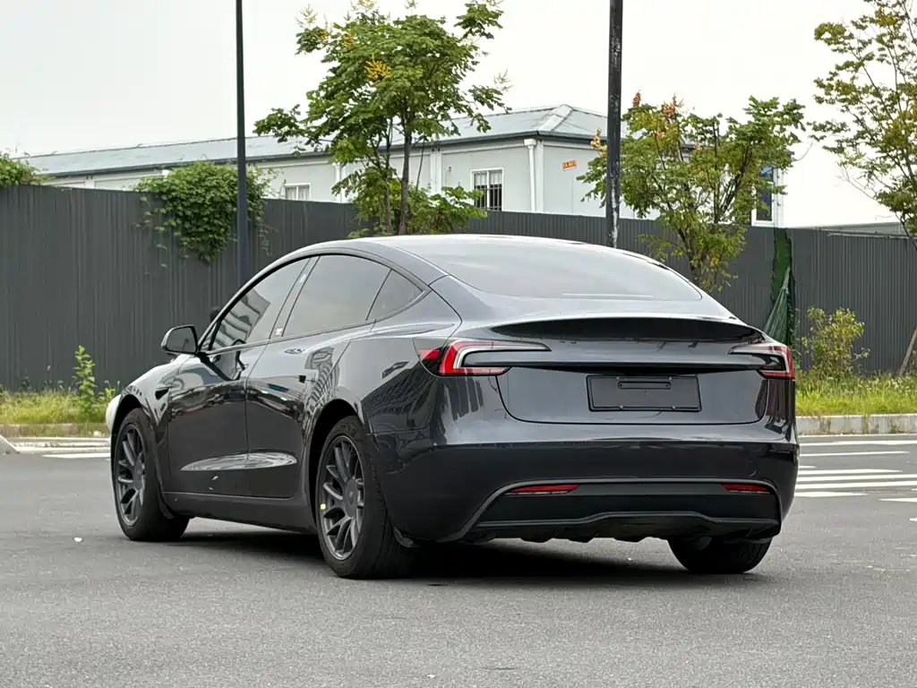 Tesla Model 3 — фото 4