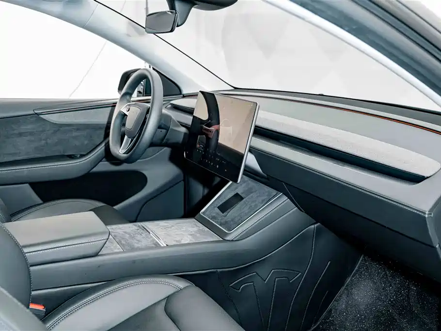 Tesla Model Y — фото 17