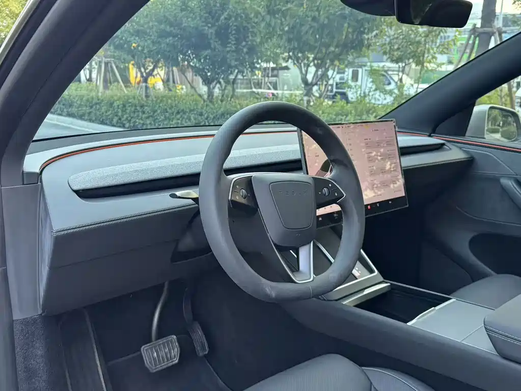 Tesla Model Y L — фото 14
