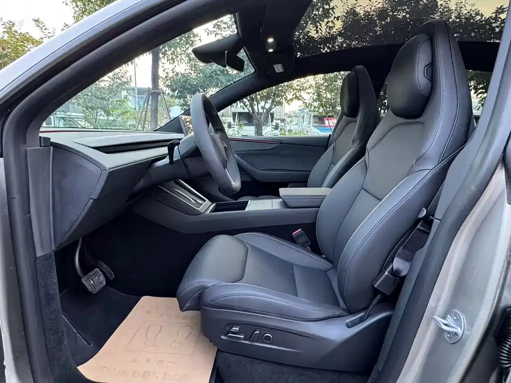 Tesla Model Y L — фото 15